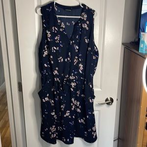 Sleeveless dress with waist cinch tie and pockets
